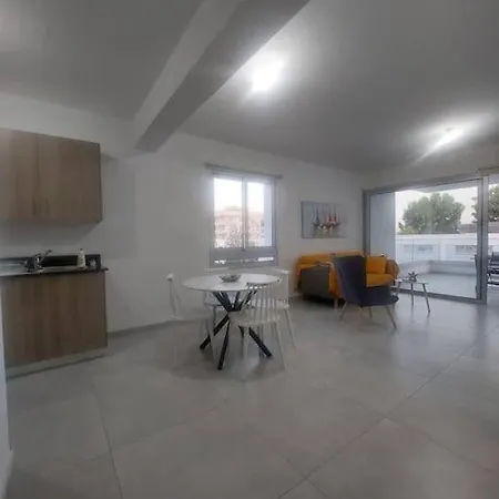 Lägenhet Luxury 2 Bedroom Larnaca